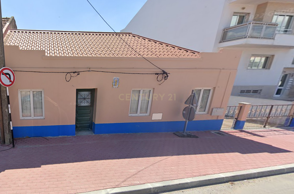 Casa antiga SEM LICENÇA DE UTILIZAÇAO inserida num lote de 402m2  no centro de Palhais, Charneca de Caparica - Image 1