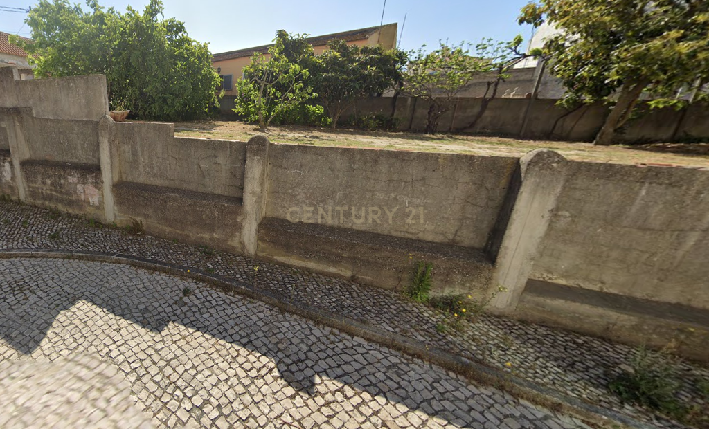 Casa antiga SEM LICENÇA DE UTILIZAÇAO inserida num lote de 402m2  no centro de Palhais, Charneca de Caparica - Image 7