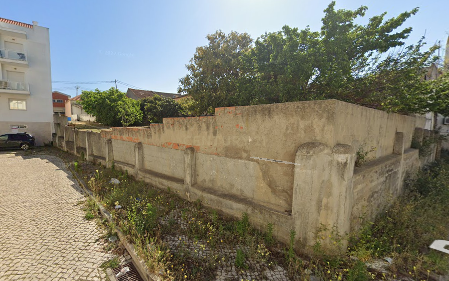 Casa antiga SEM LICENÇA DE UTILIZAÇAO inserida num lote de 402m2  no centro de Palhais, Charneca de Caparica - Image 8