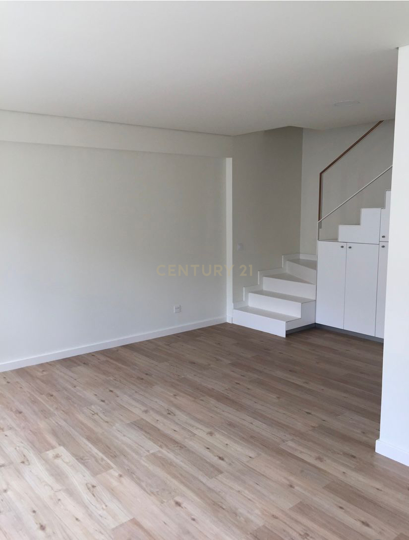 T1 DUPLEX COM GARAGEM - Image 3