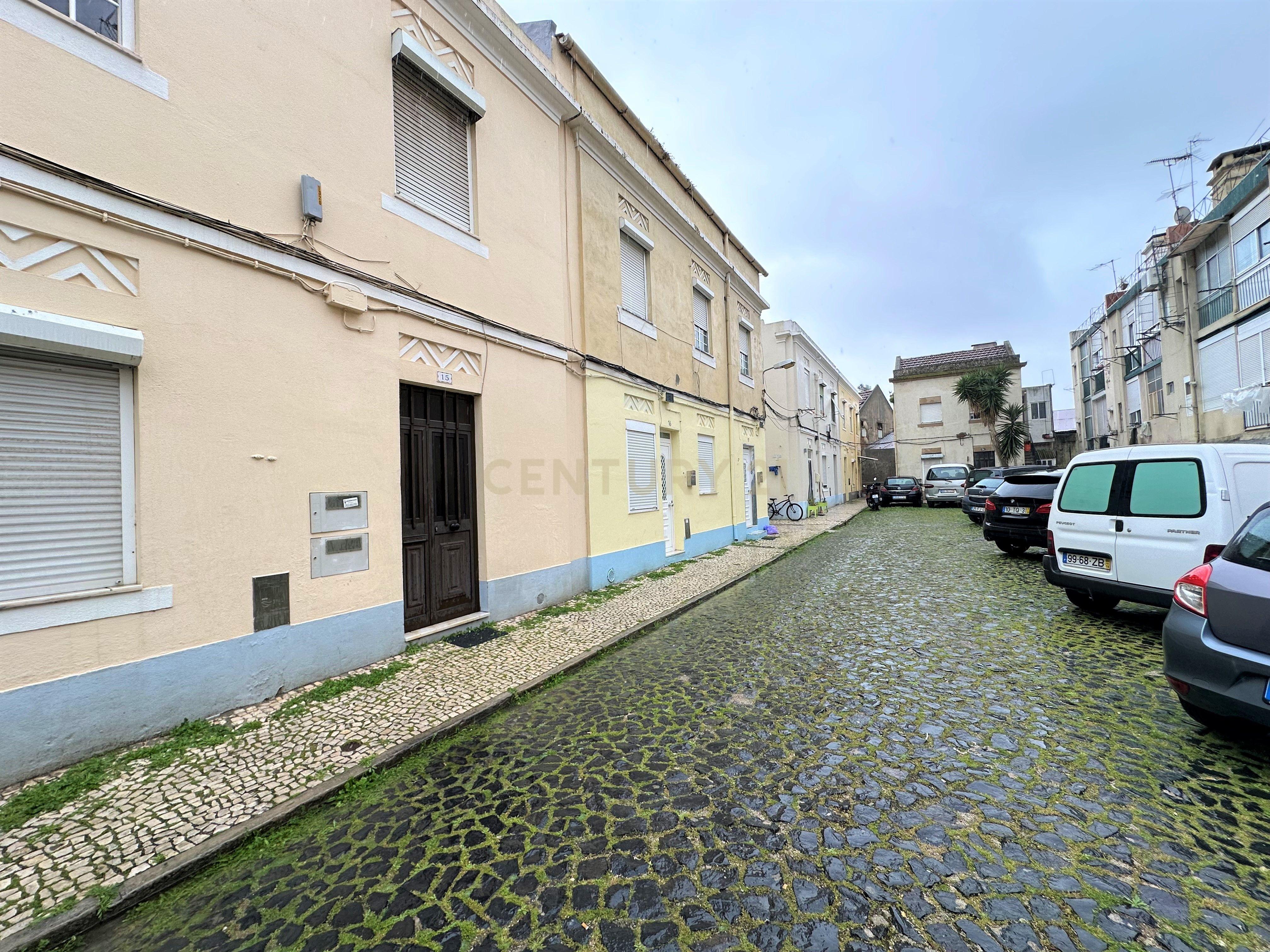 Apartamento Duplex T5 Beato - Image 23