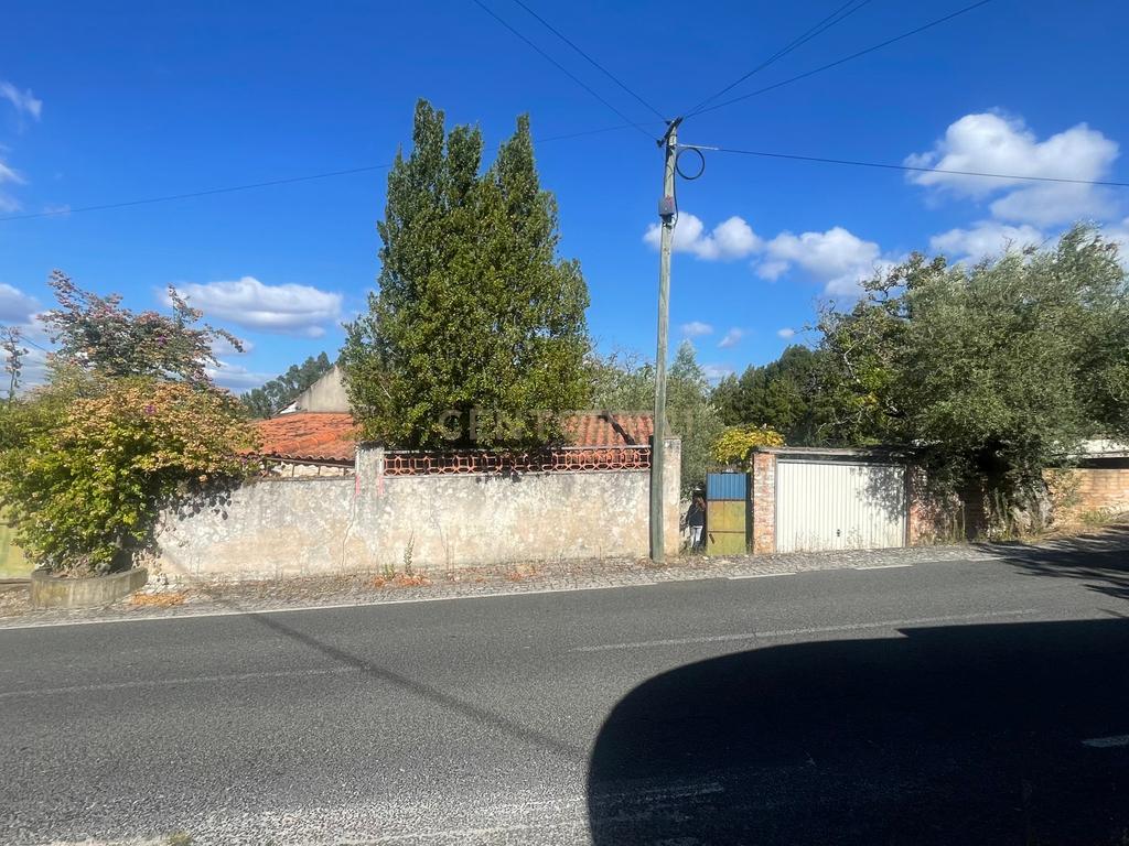 Oportunidade Única em Ourém, Fátima: Terreno Urbano com Potencial para Projetos Residenciais - Image 9