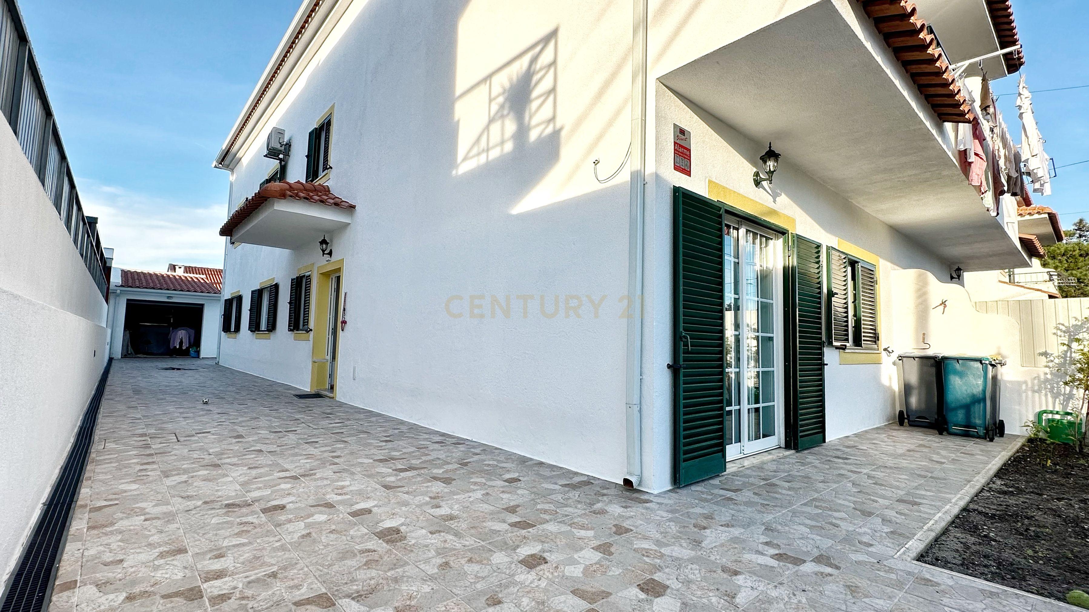 Moradia Geminada T4+1, localizada na Quinta do Conde com garagem e churrasqueira - Image 46