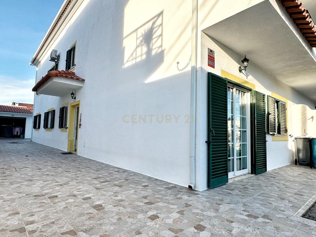 Moradia Geminada T4+1, localizada na Quinta do Conde com garagem e churrasqueira - Image 46