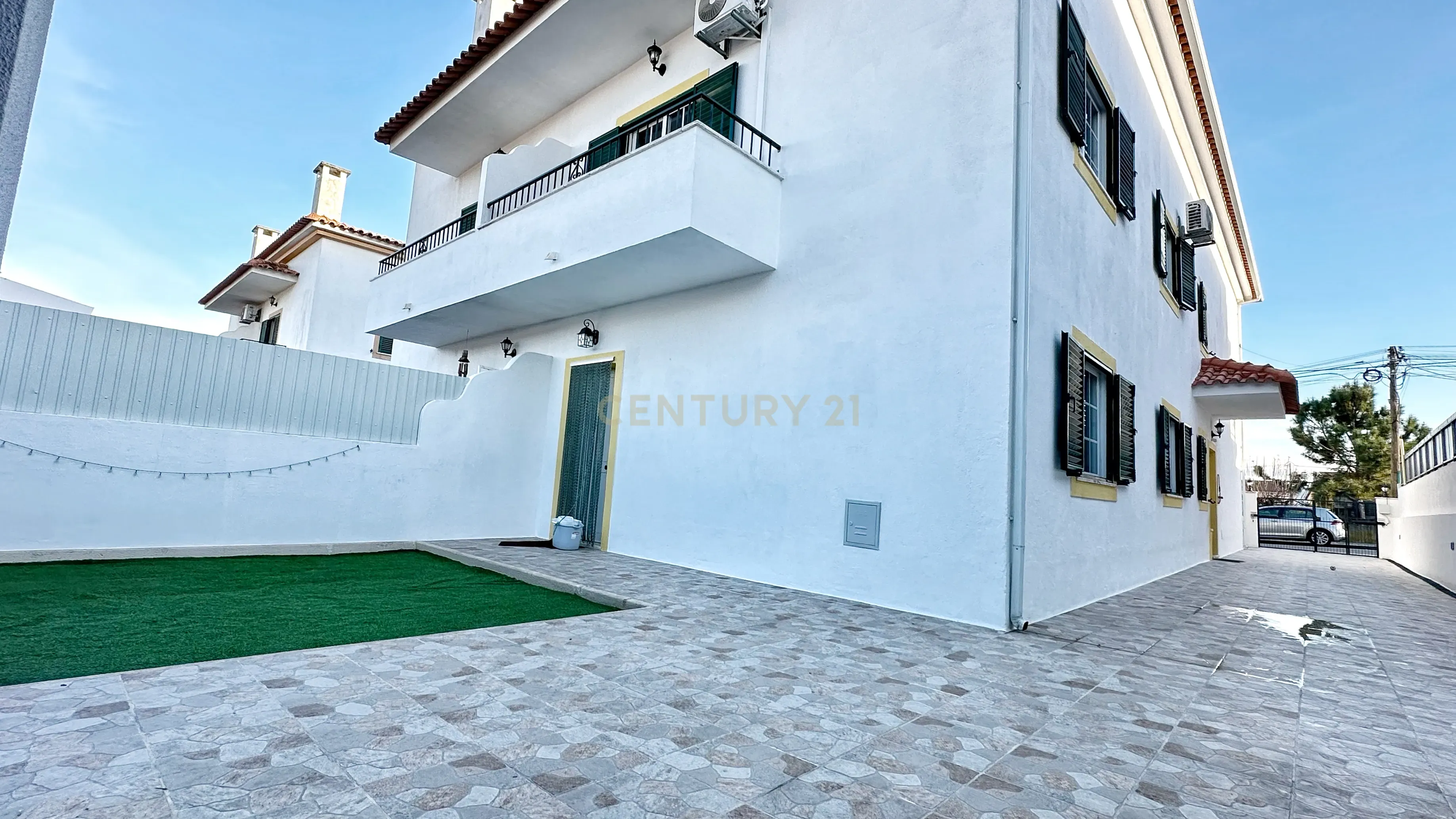 Moradia Geminada T4+1, localizada na Quinta do Conde com garagem e churrasqueira - Image 1