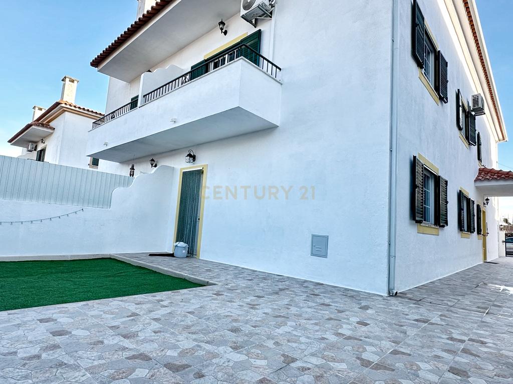 Moradia Geminada T4+1, localizada na Quinta do Conde com garagem e churrasqueira - Image 1