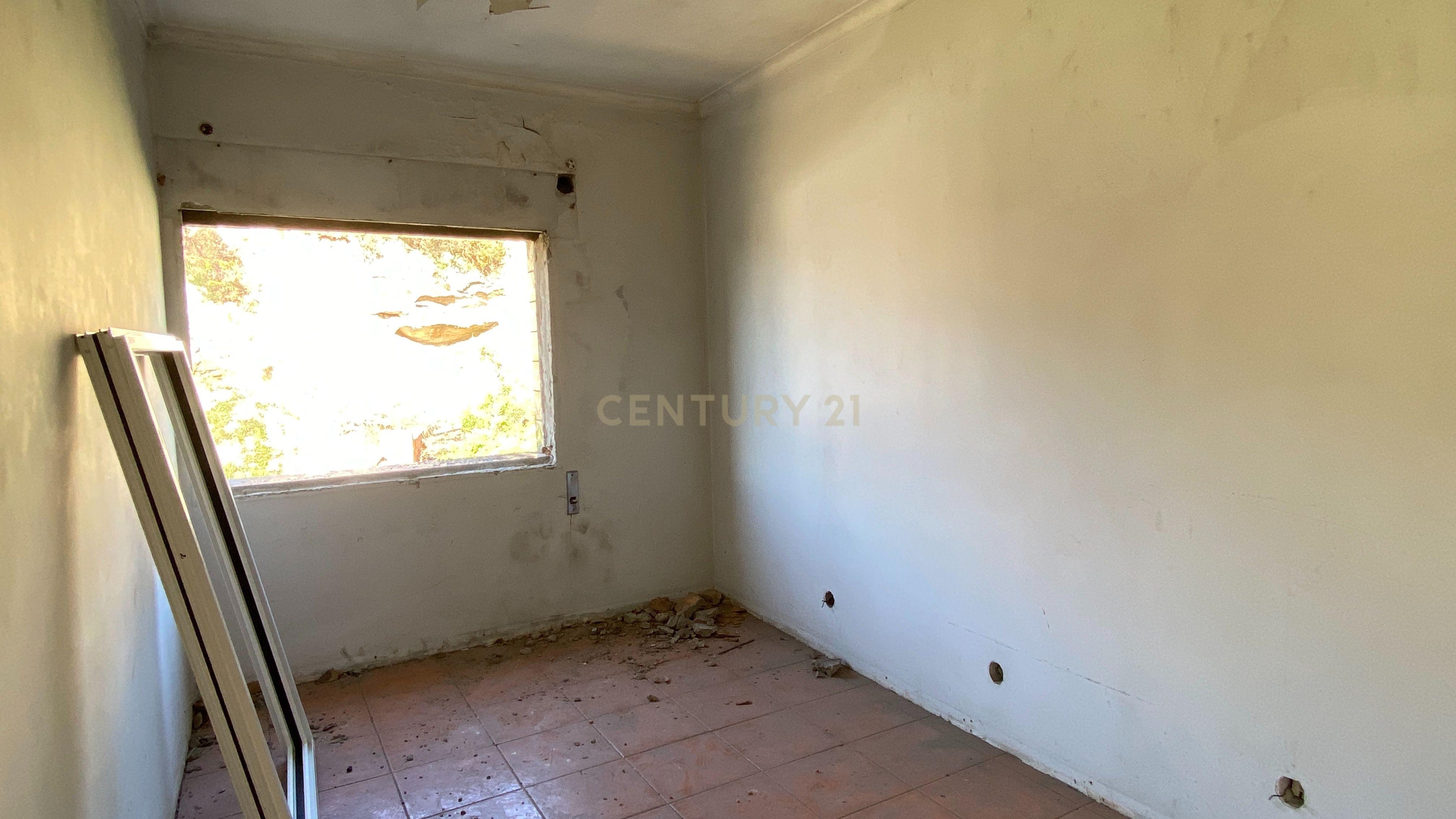 2 Moradias Bi familiar + Loja - Próximo ao Hospital São João - Image 8