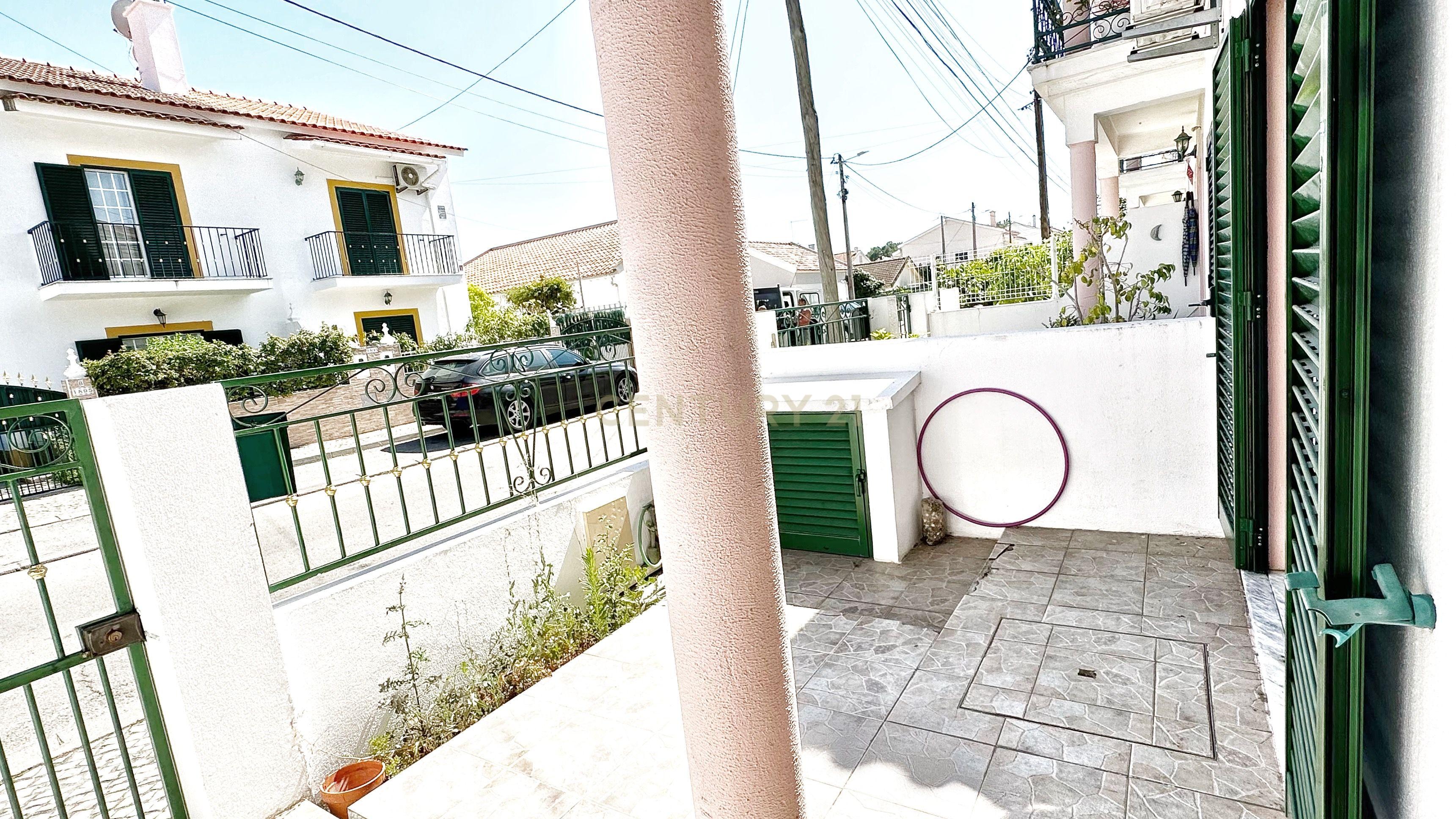 Moradia em Banda localizada na quinta do conde - Image 2