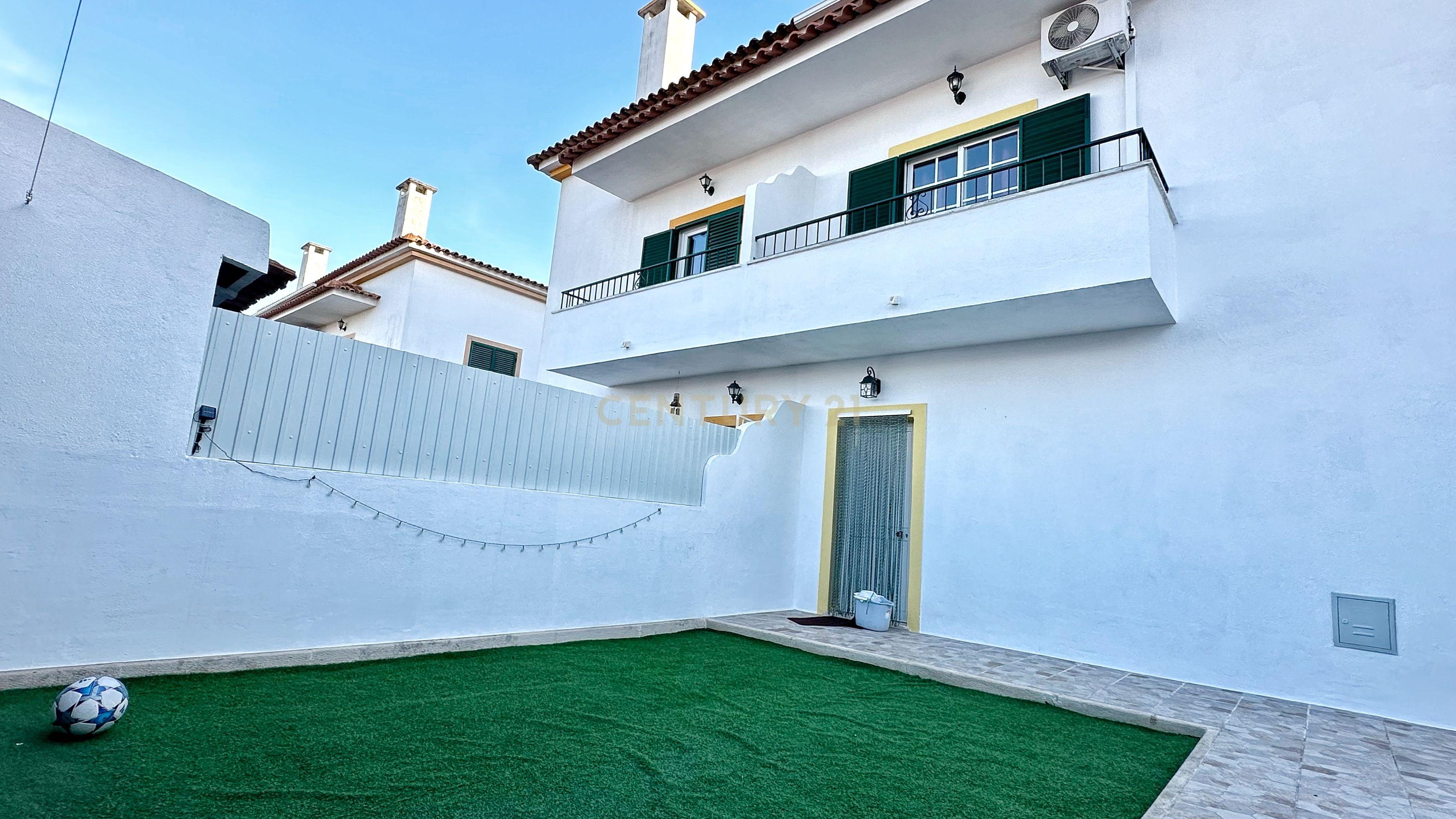 Moradia Geminada T4+1, localizada na Quinta do Conde com garagem e churrasqueira - Image 45