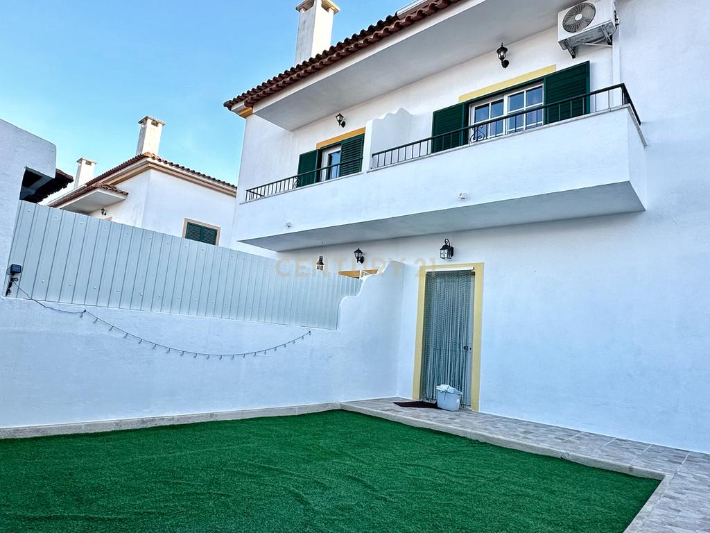 Moradia Geminada T4+1, localizada na Quinta do Conde com garagem e churrasqueira - Image 45