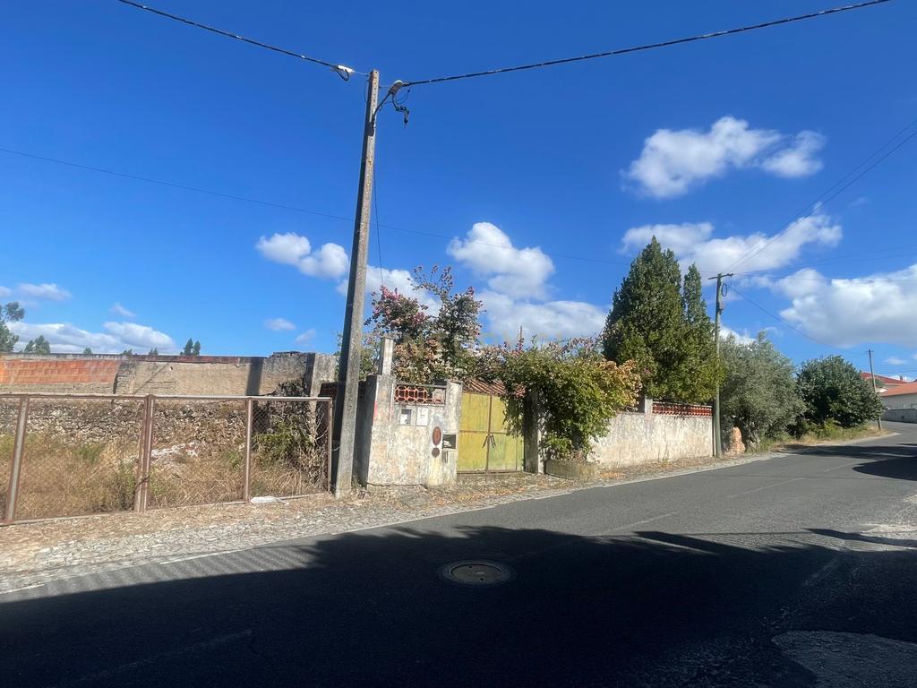 Oportunidade Única em Ourém, Fátima: Terreno Urbano com Potencial para Projetos Residenciais - Image 1