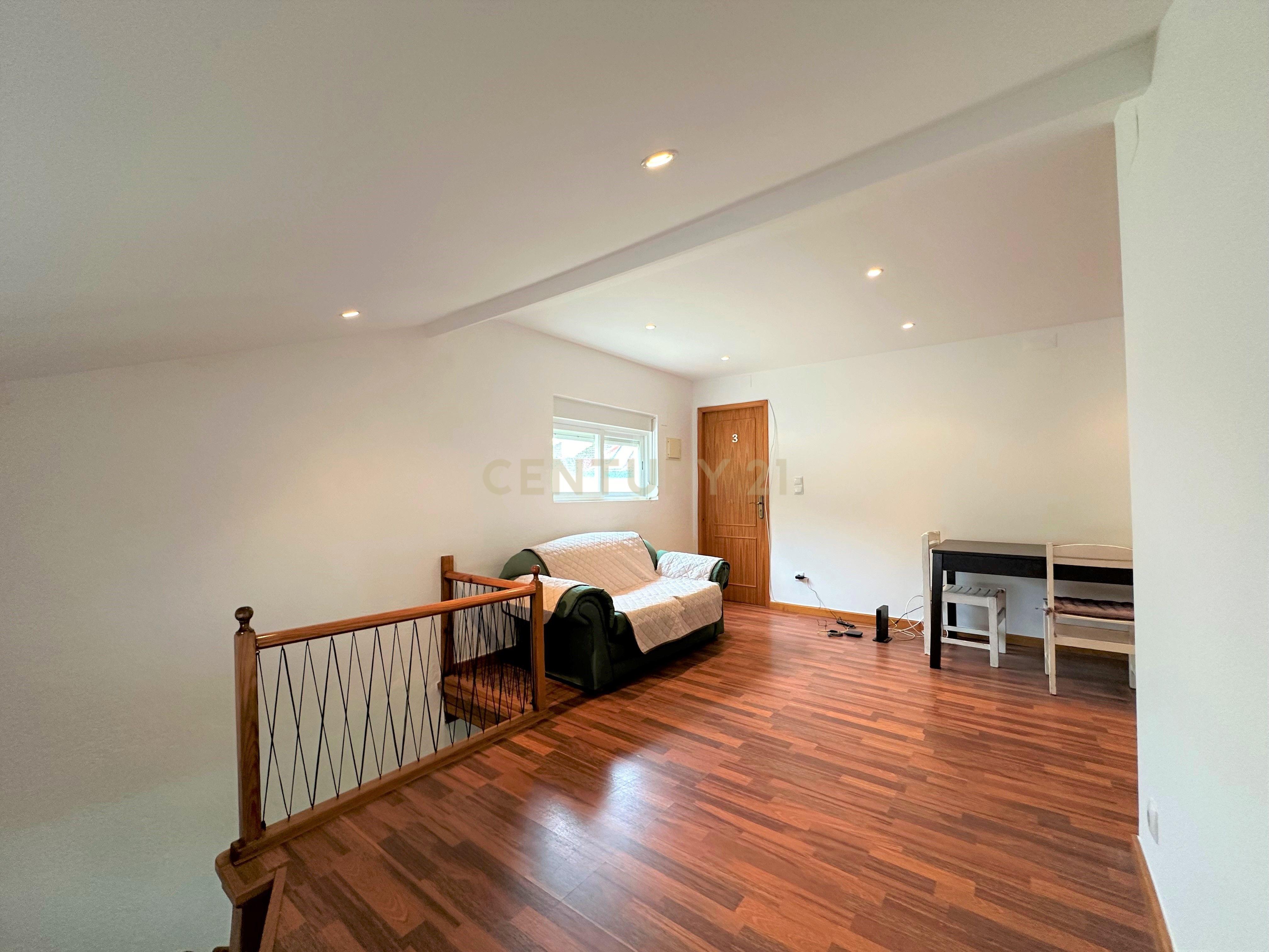 Apartamento Duplex T5 Beato - Image 4