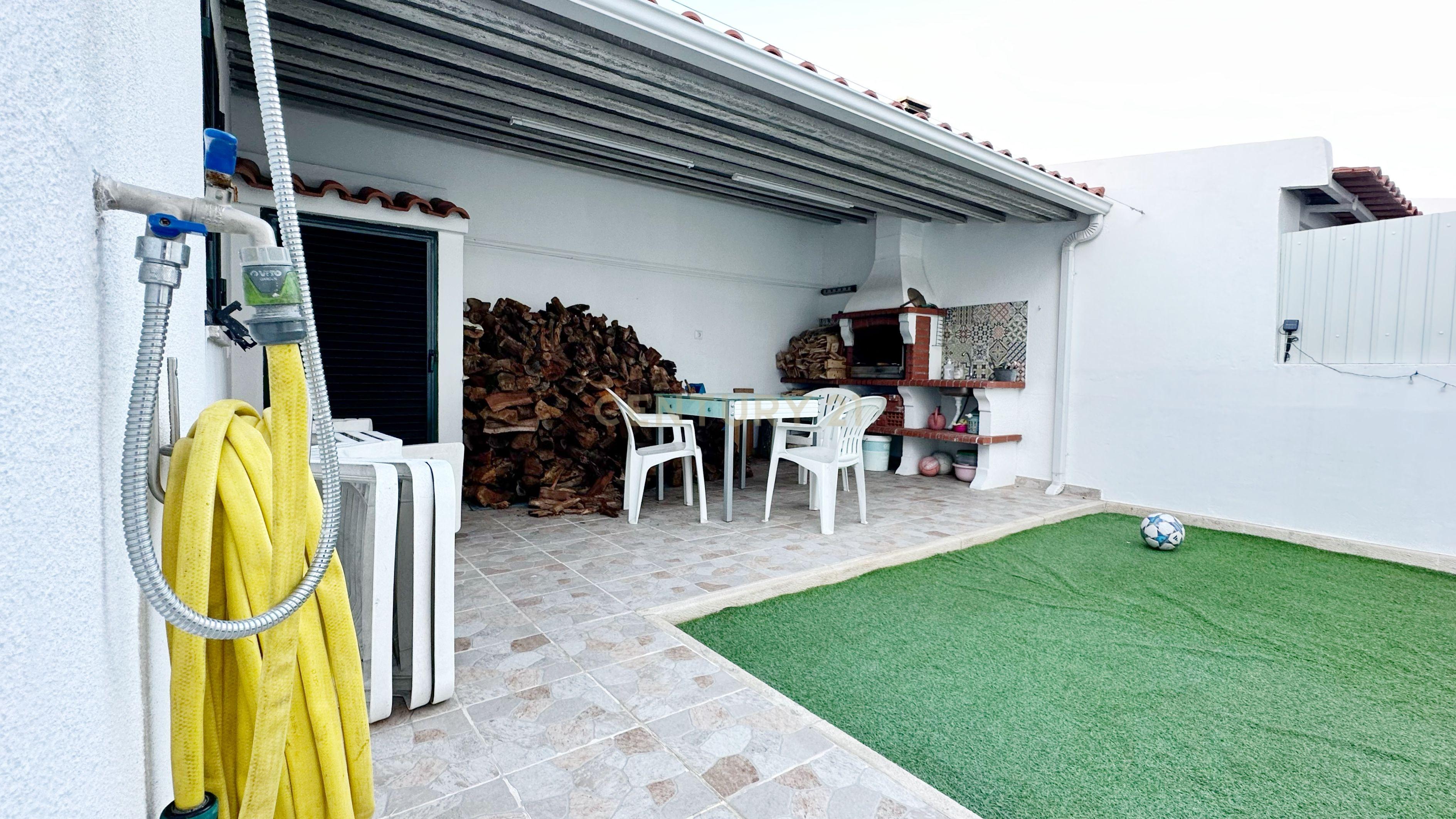 Moradia Geminada T4+1, localizada na Quinta do Conde com garagem e churrasqueira - Image 42