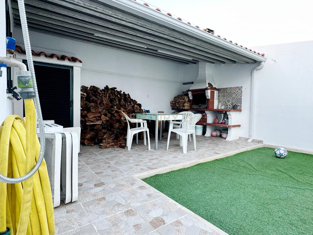 Moradia Geminada T4+1, localizada na Quinta do Conde com garagem e churrasqueira - Image 42