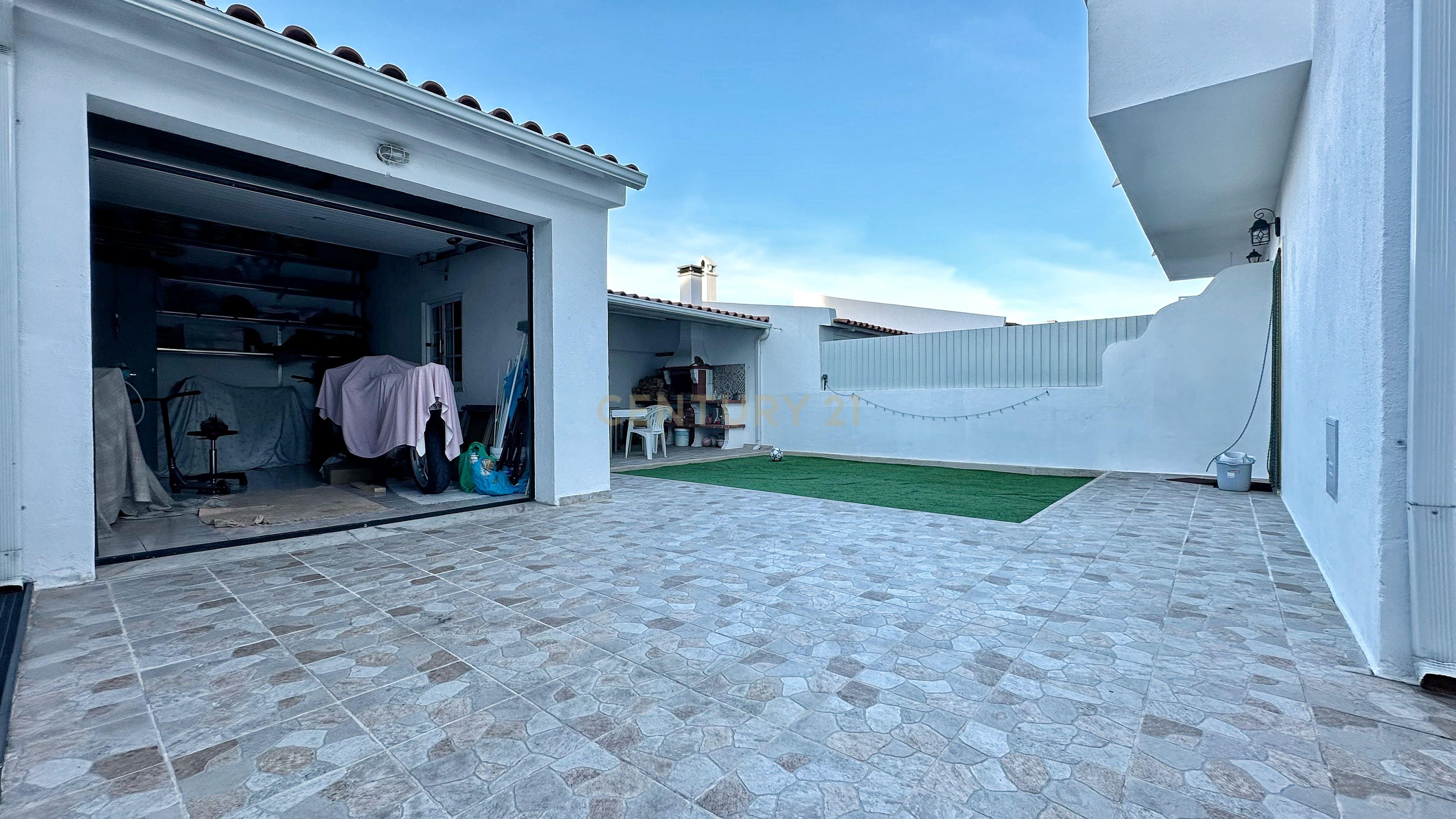 Moradia Geminada T4+1, localizada na Quinta do Conde com garagem e churrasqueira - Image 44