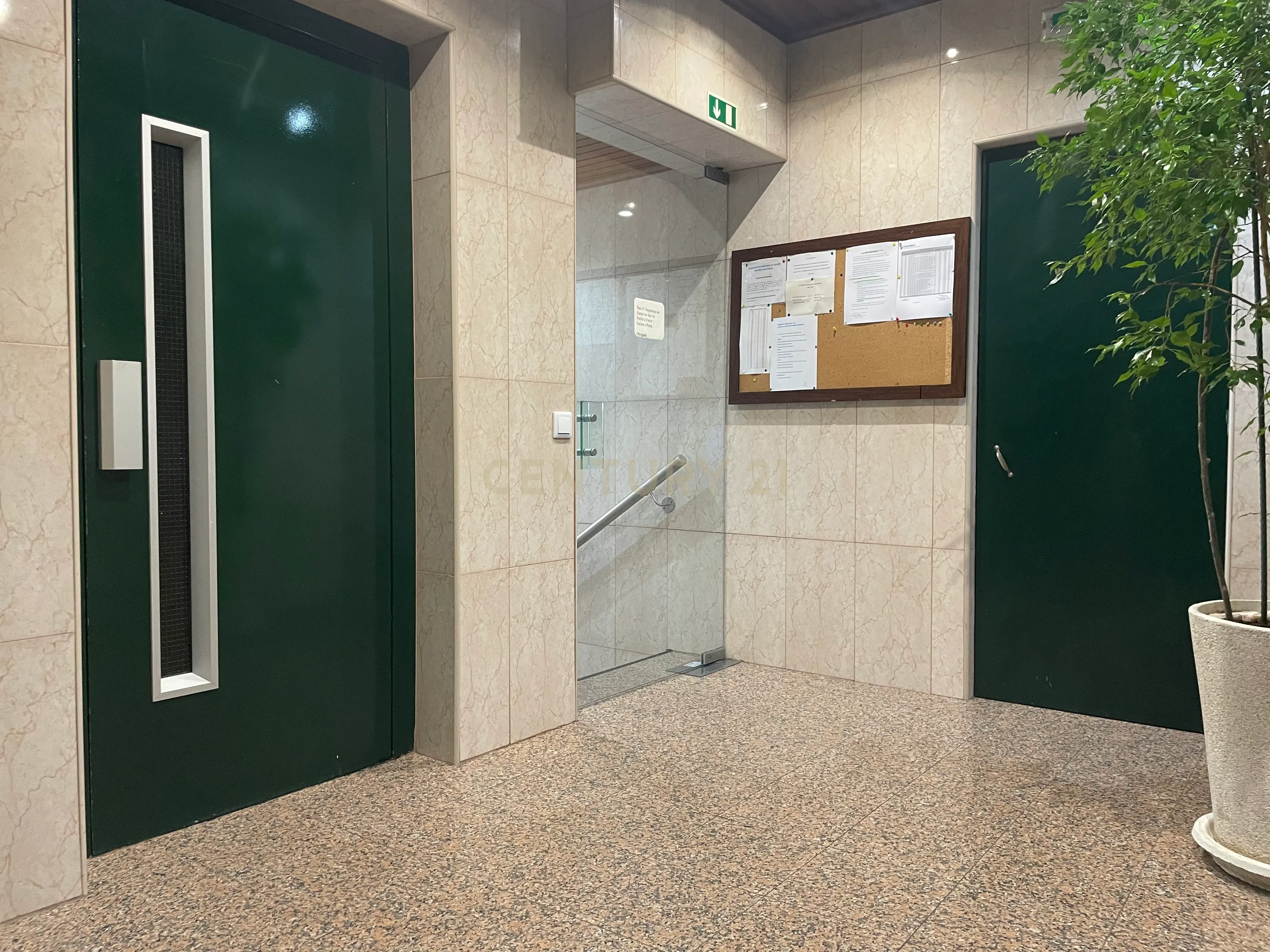T3 com 95m2 e Renovação Moderna em Marvila - Image 22