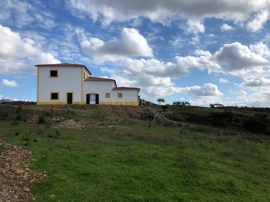 Apresento esta espetacular Herdade Alentejana em Ourique com 25 Hectares, com cavalariças. Obra de conclusão da Herdade em curso. - Image 5