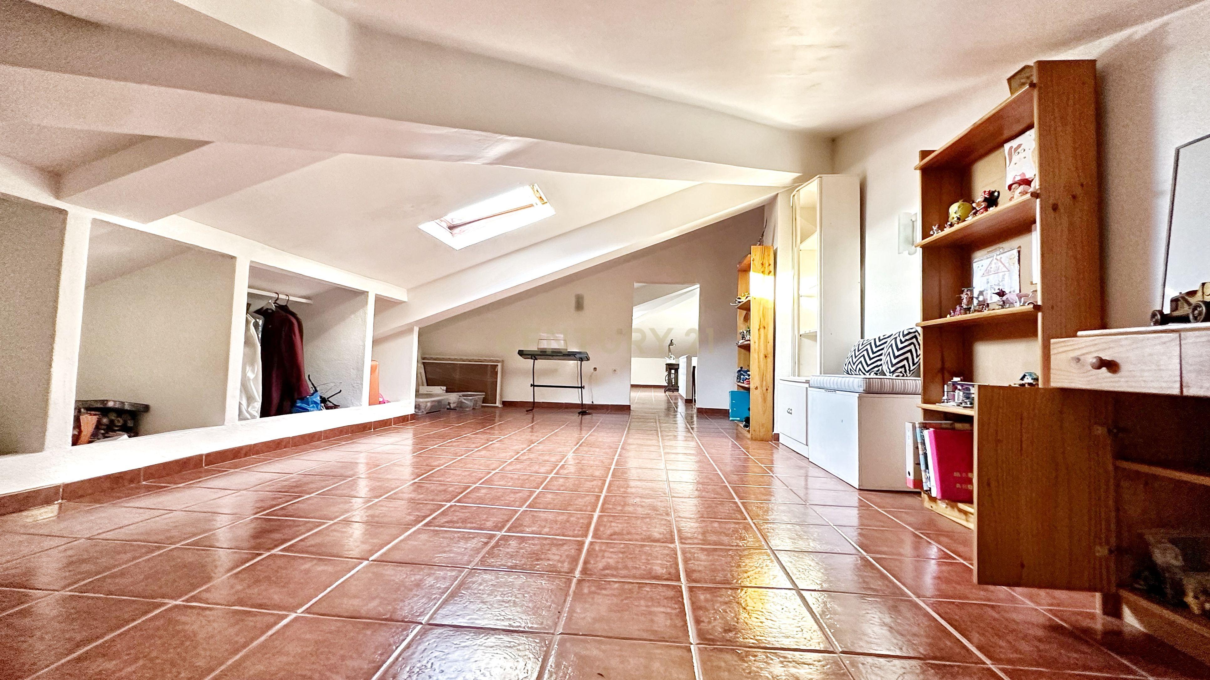Moradia Geminada T4+1, localizada na Quinta do Conde com garagem e churrasqueira - Image 40