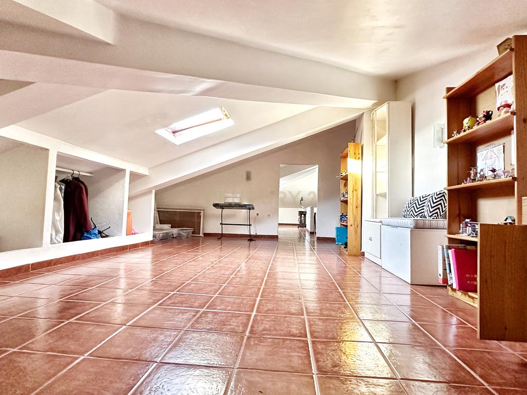 Moradia Geminada T4+1, localizada na Quinta do Conde com garagem e churrasqueira - Image 40