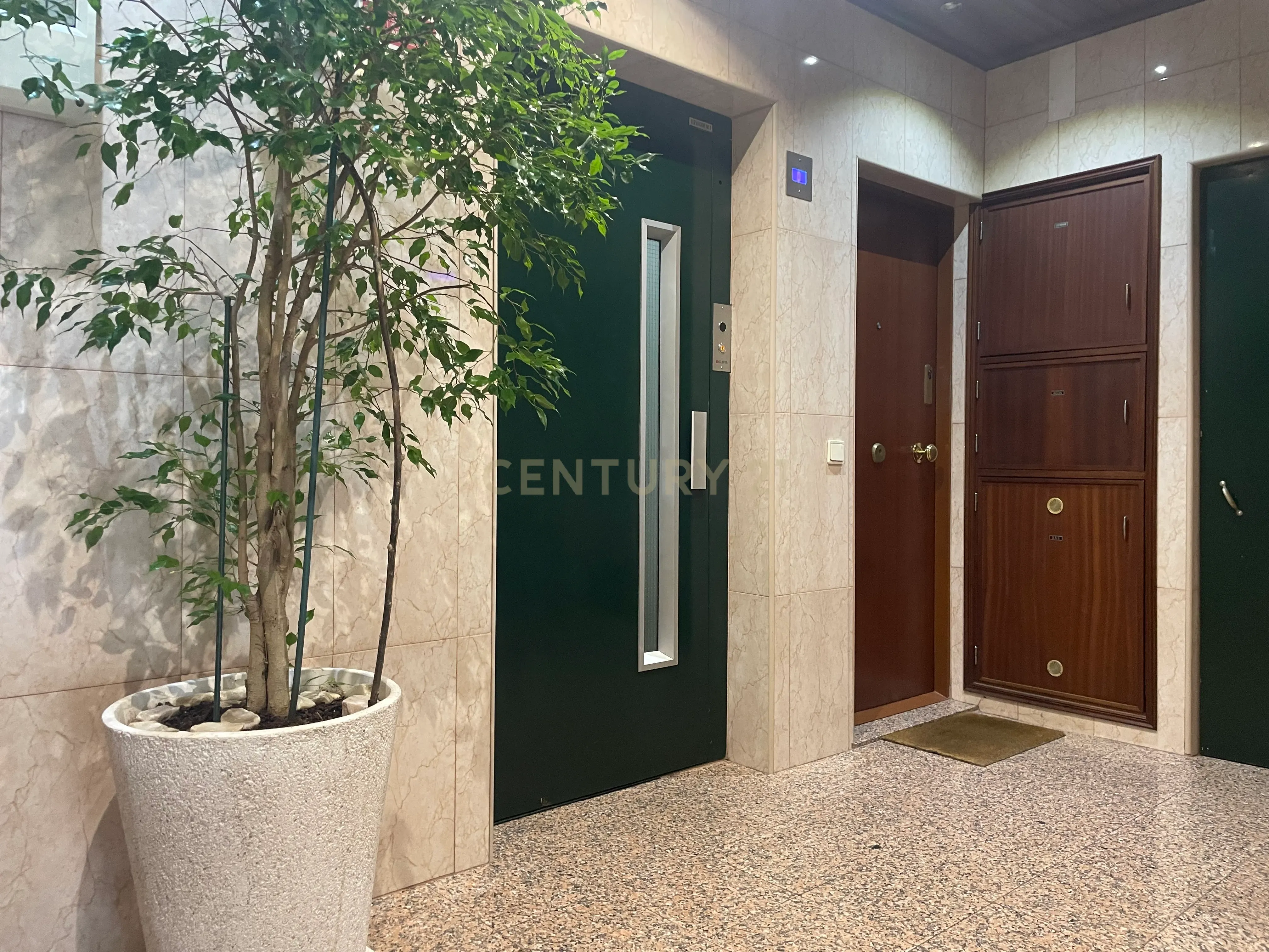 T3 com 95m2 e Renovação Moderna em Marvila - Image 21