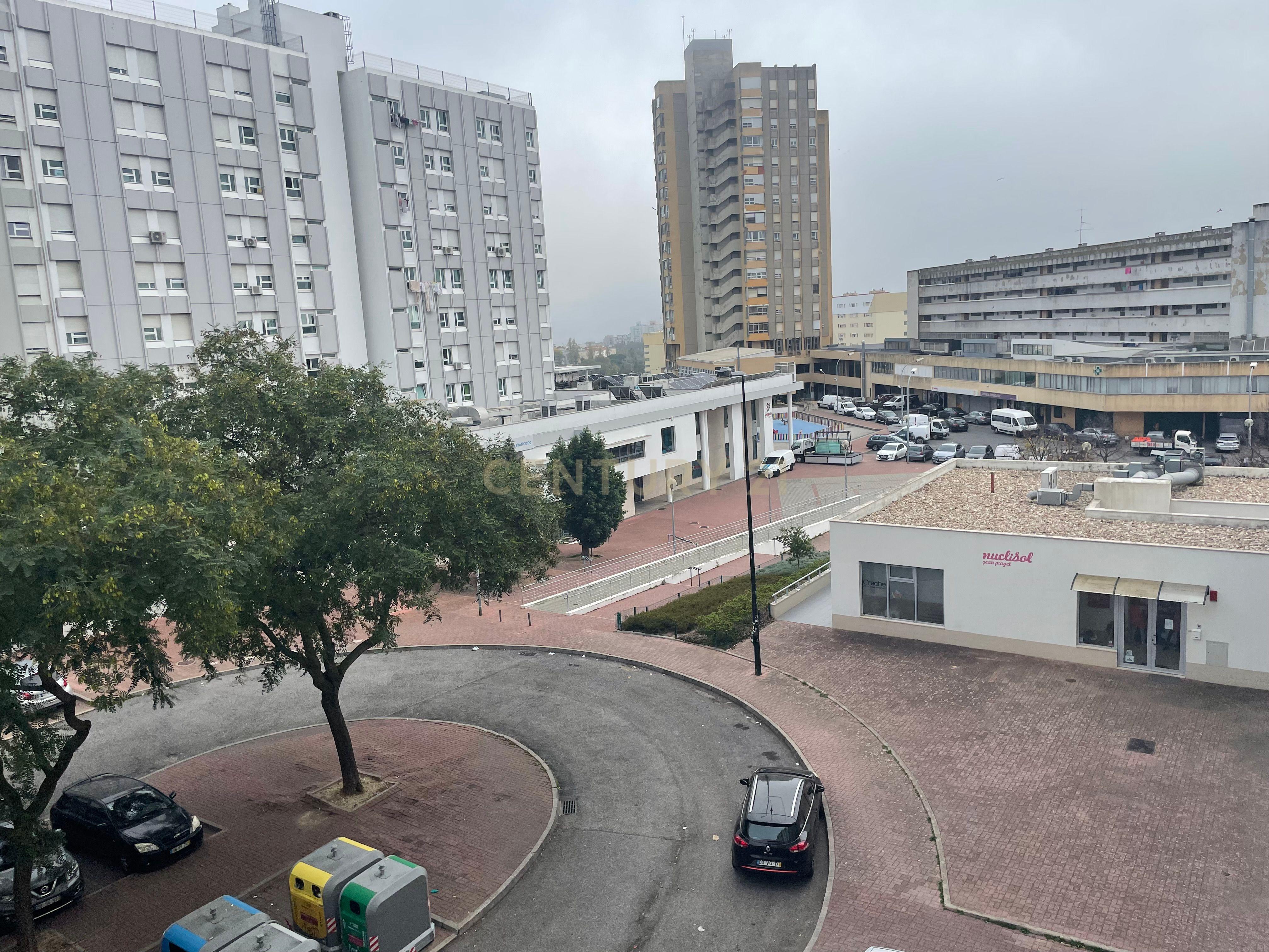 T3 com 95m2 e Renovação Moderna em Marvila - Image 20