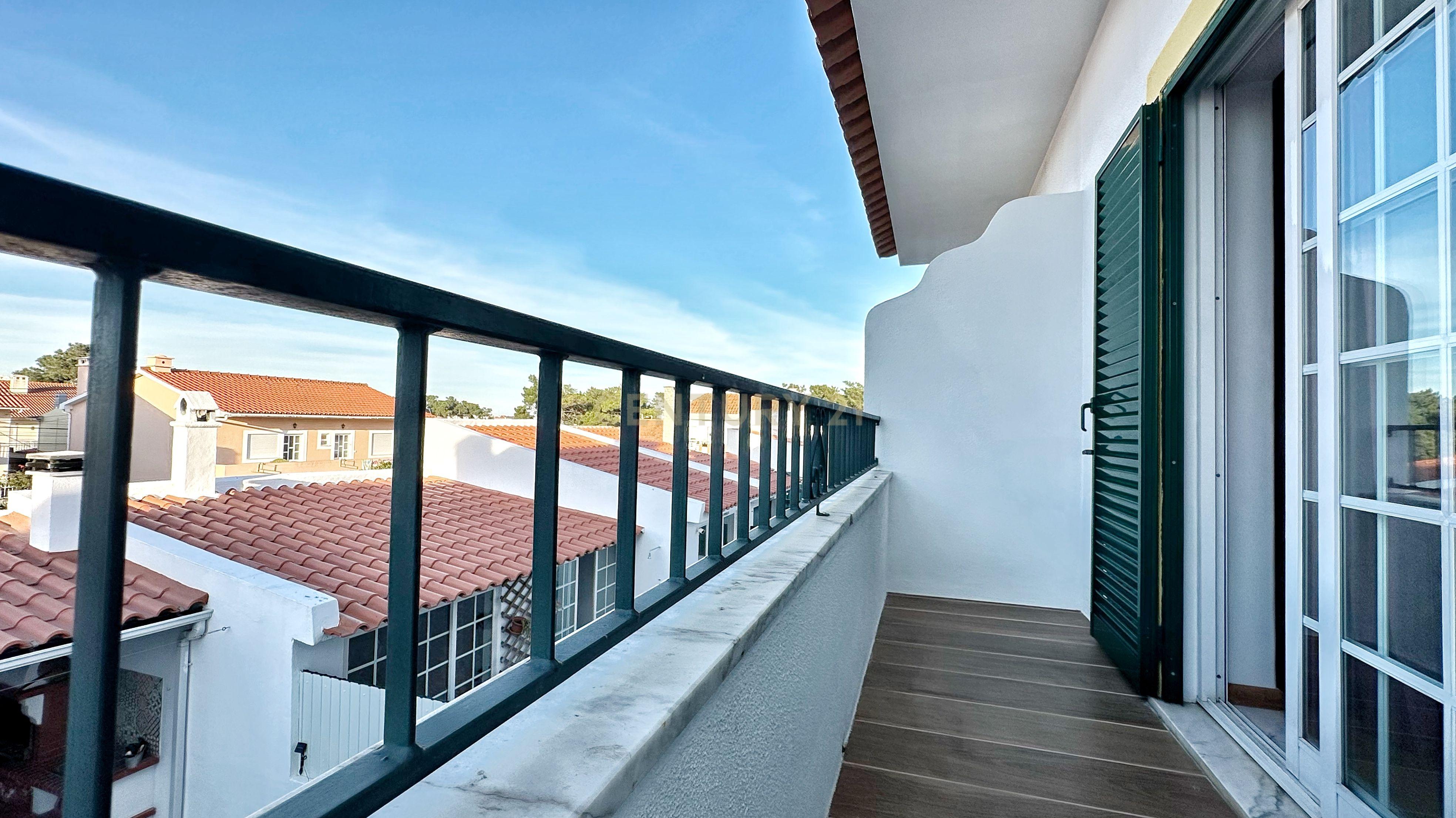 Moradia Geminada T4+1, localizada na Quinta do Conde com garagem e churrasqueira - Image 21