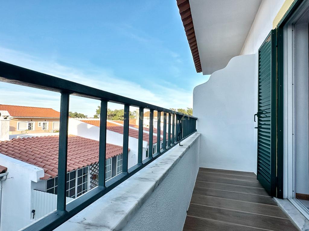 Moradia Geminada T4+1, localizada na Quinta do Conde com garagem e churrasqueira - Image 21
