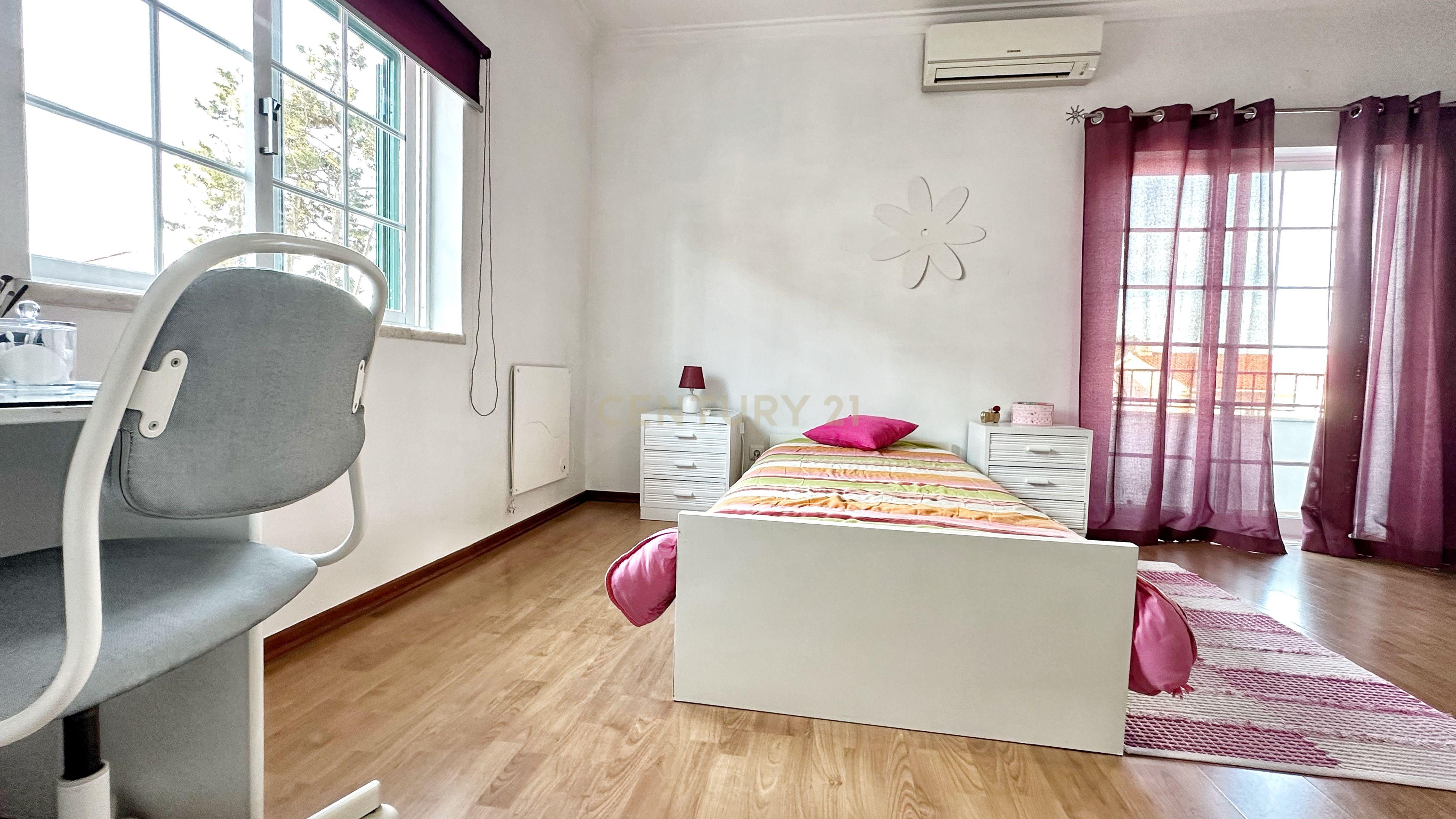 Moradia Geminada T4+1, localizada na Quinta do Conde com garagem e churrasqueira - Image 19