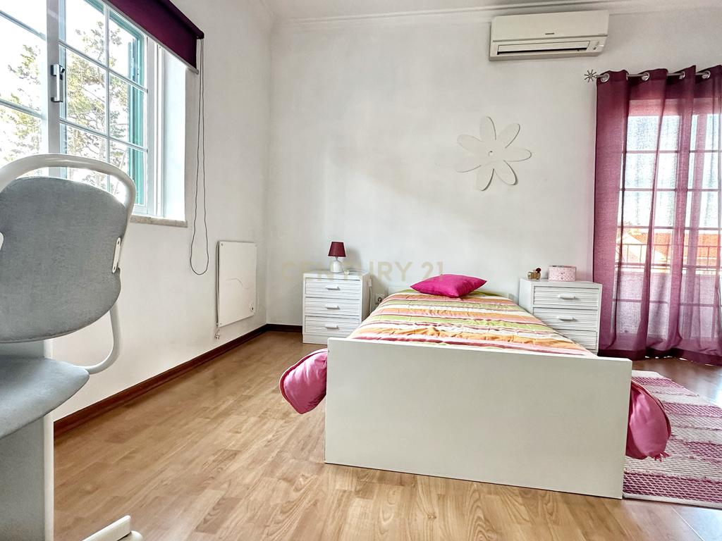 Moradia Geminada T4+1, localizada na Quinta do Conde com garagem e churrasqueira - Image 19