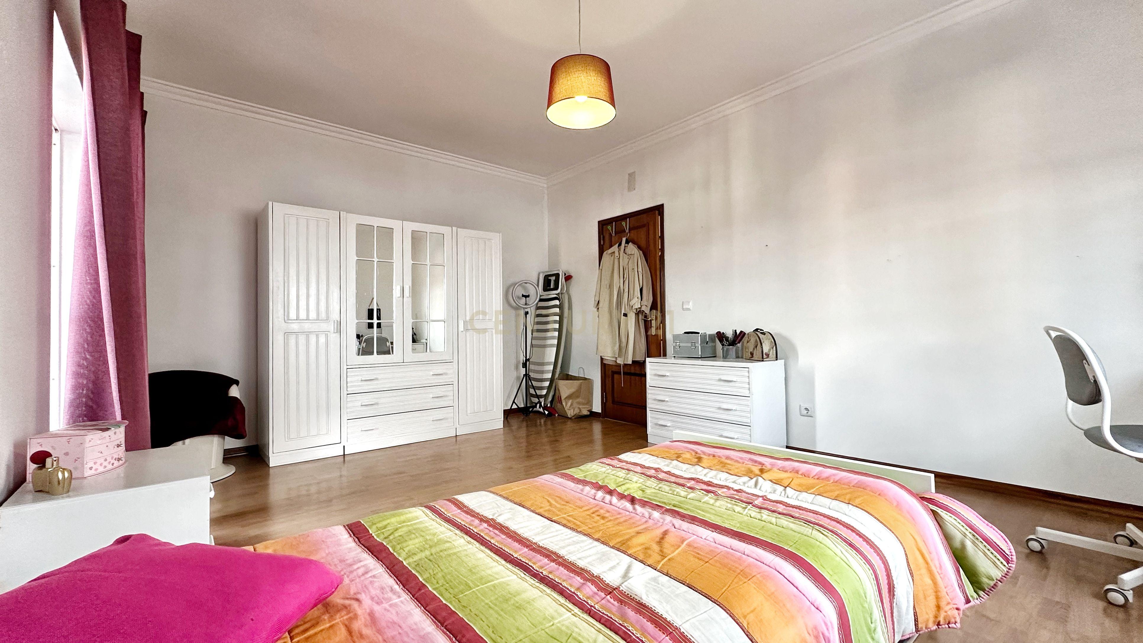 Moradia Geminada T4+1, localizada na Quinta do Conde com garagem e churrasqueira - Image 18