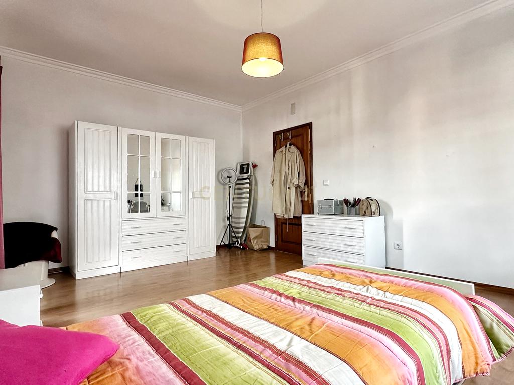Moradia Geminada T4+1, localizada na Quinta do Conde com garagem e churrasqueira - Image 18