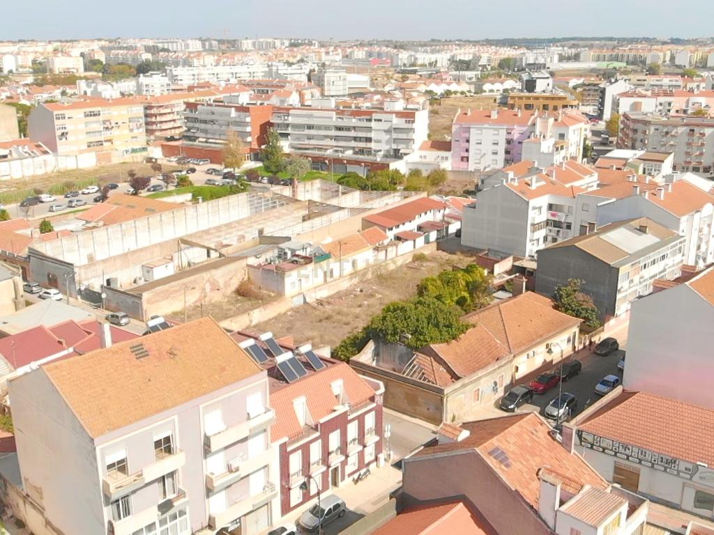 Terreno com viabilidade de construção para vários Prédios Residenciais - Image 1
