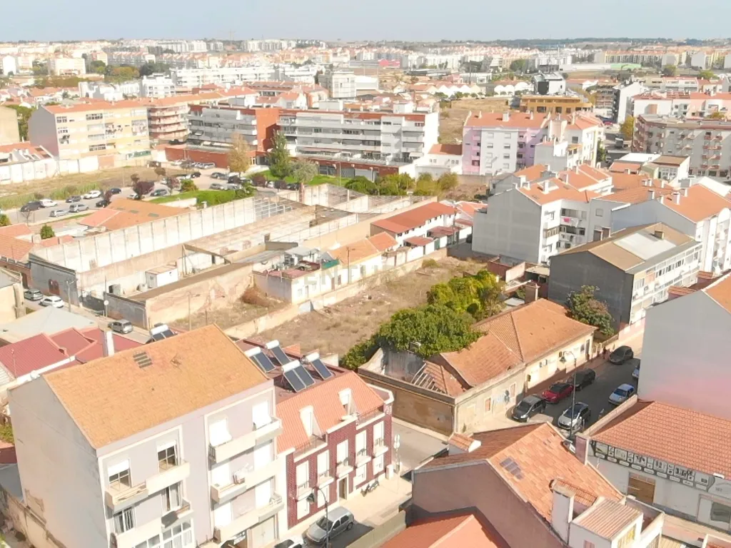 Terreno com viabilidade de construção para vários Prédios Residenciais - Image 1