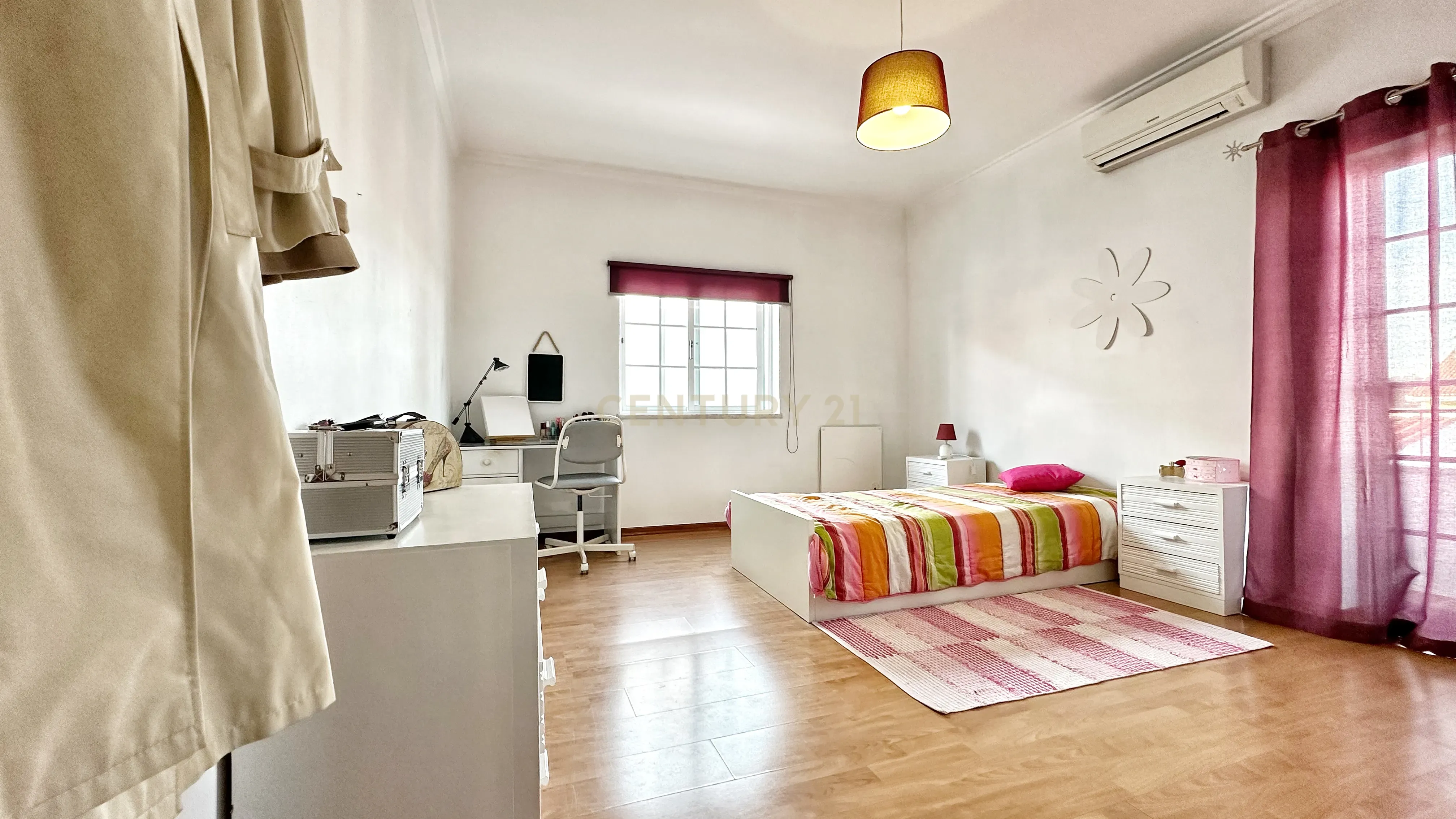 Moradia Geminada T4+1, localizada na Quinta do Conde com garagem e churrasqueira - Image 17