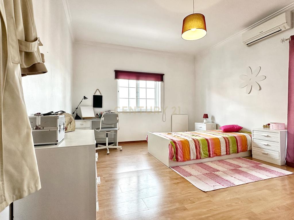 Moradia Geminada T4+1, localizada na Quinta do Conde com garagem e churrasqueira - Image 17