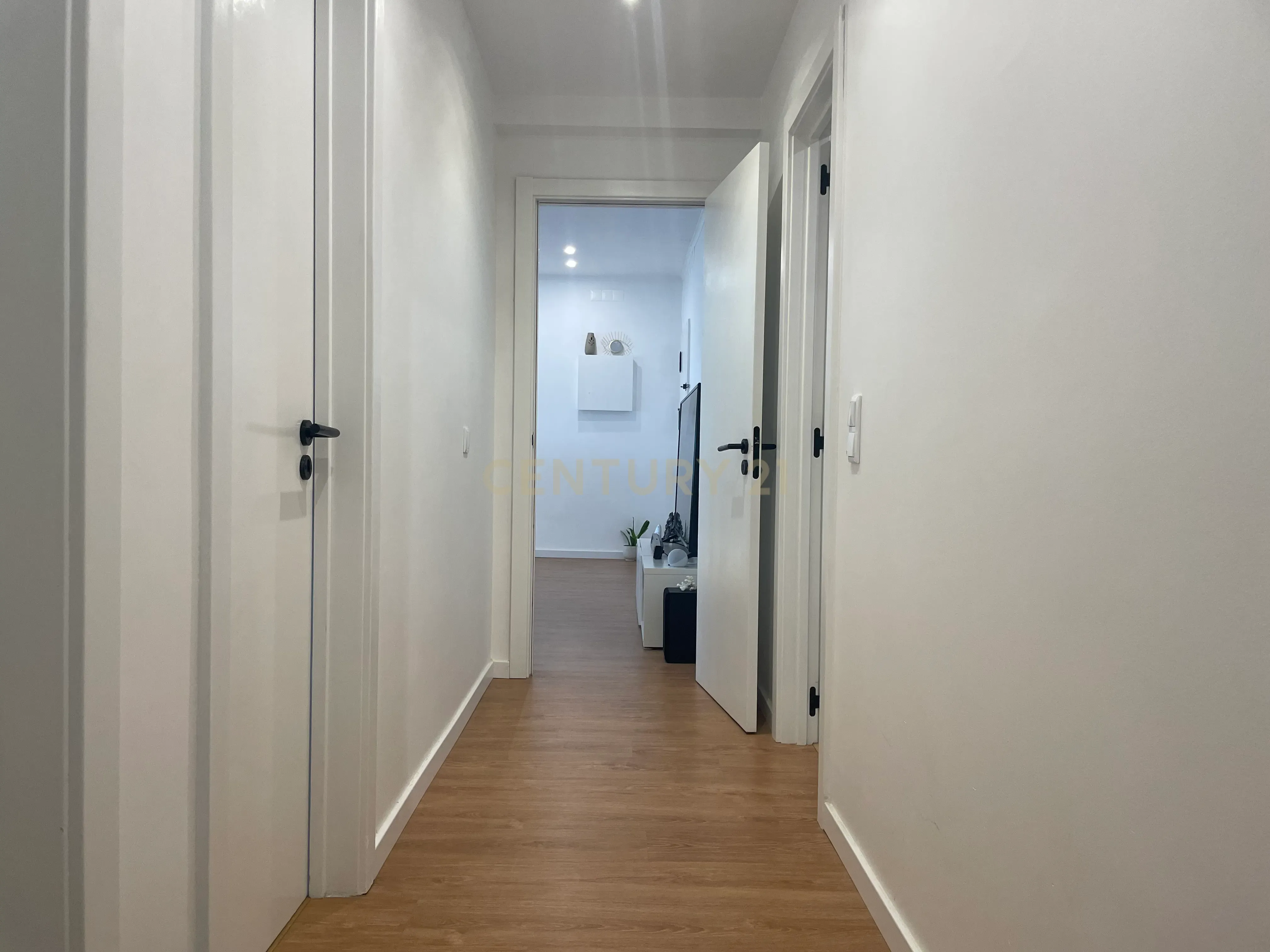 T3 com 95m2 e Renovação Moderna em Marvila - Image 19