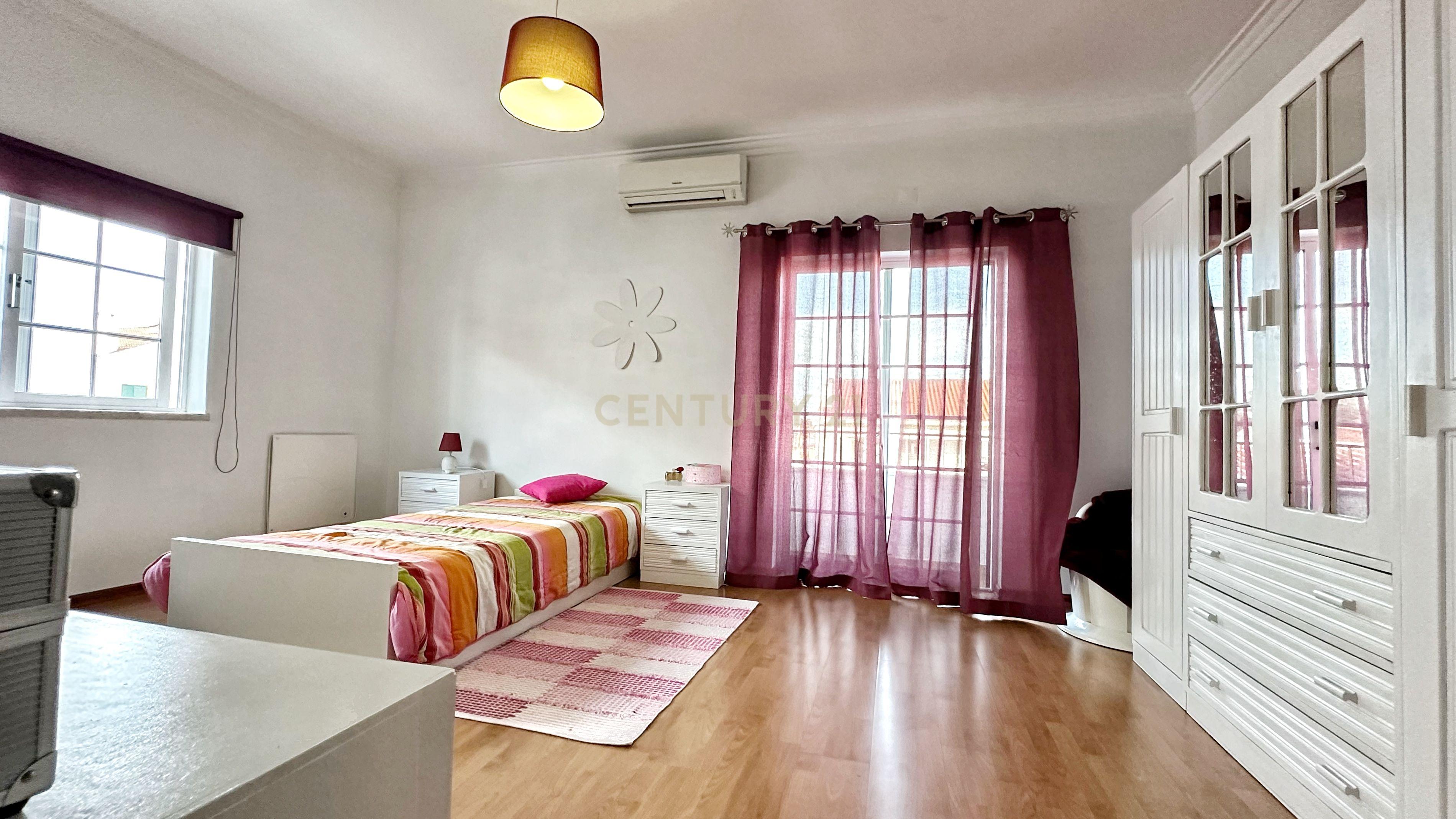 Moradia Geminada T4+1, localizada na Quinta do Conde com garagem e churrasqueira - Image 20