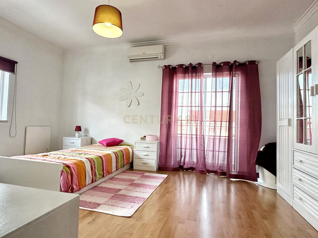 Moradia Geminada T4+1, localizada na Quinta do Conde com garagem e churrasqueira - Image 20