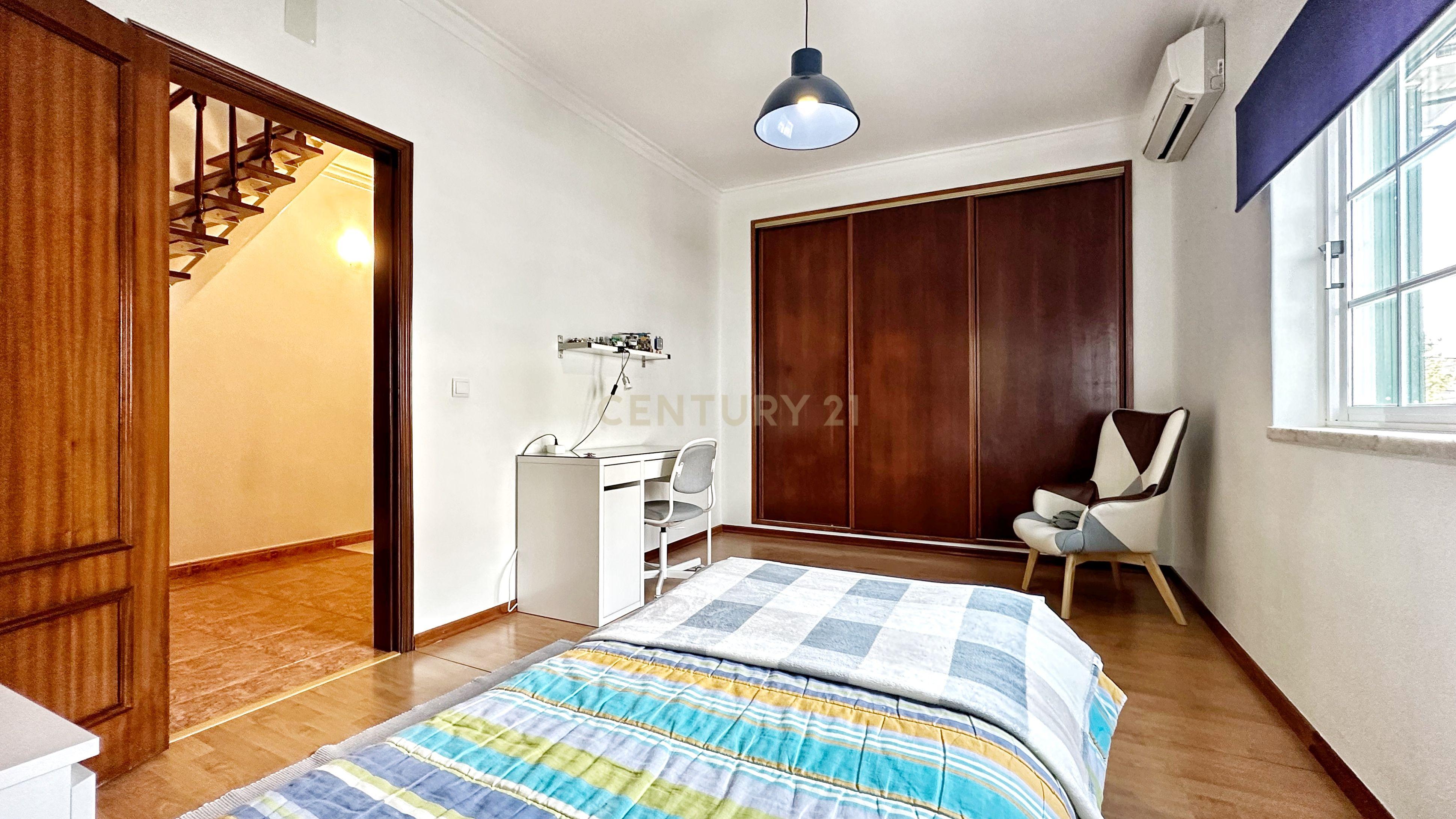 Moradia Geminada T4+1, localizada na Quinta do Conde com garagem e churrasqueira - Image 23
