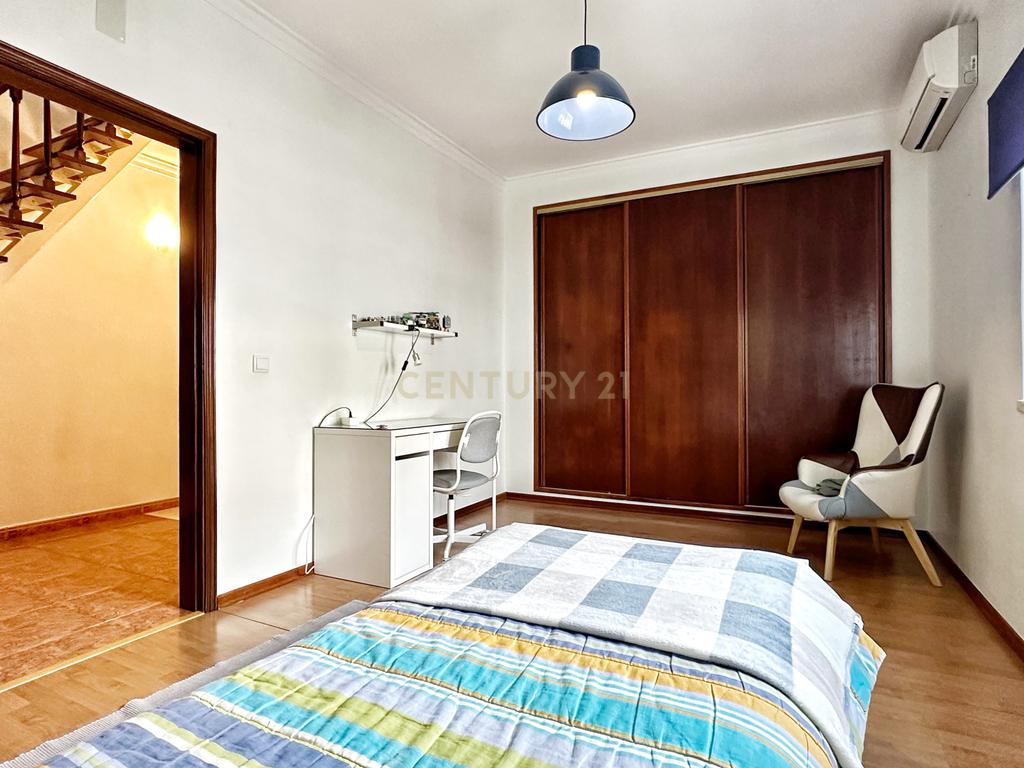 Moradia Geminada T4+1, localizada na Quinta do Conde com garagem e churrasqueira - Image 23