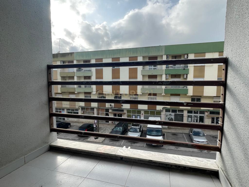 Apartamento T2 com Varanda, em Aires, Palmela - Image 1