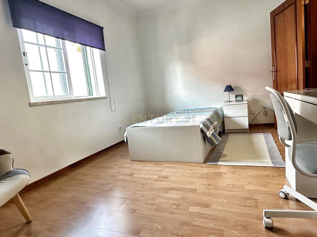 Moradia Geminada T4+1, localizada na Quinta do Conde com garagem e churrasqueira - Image 24