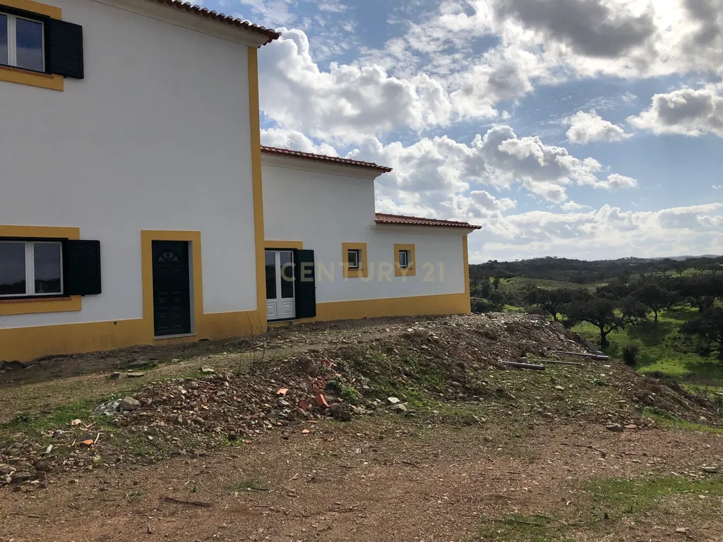Apresento esta espetacular Herdade Alentejana em Ourique com 25 Hectares, com cavalariças. Obra de conclusão da Herdade em curso. - Image 6