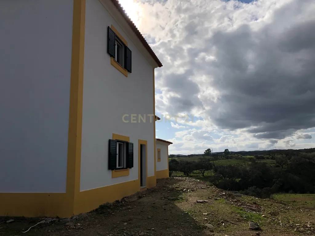 Apresento esta espetacular Herdade Alentejana em Ourique com 25 Hectares, com cavalariças. Obra de conclusão da Herdade em curso. - Image 7