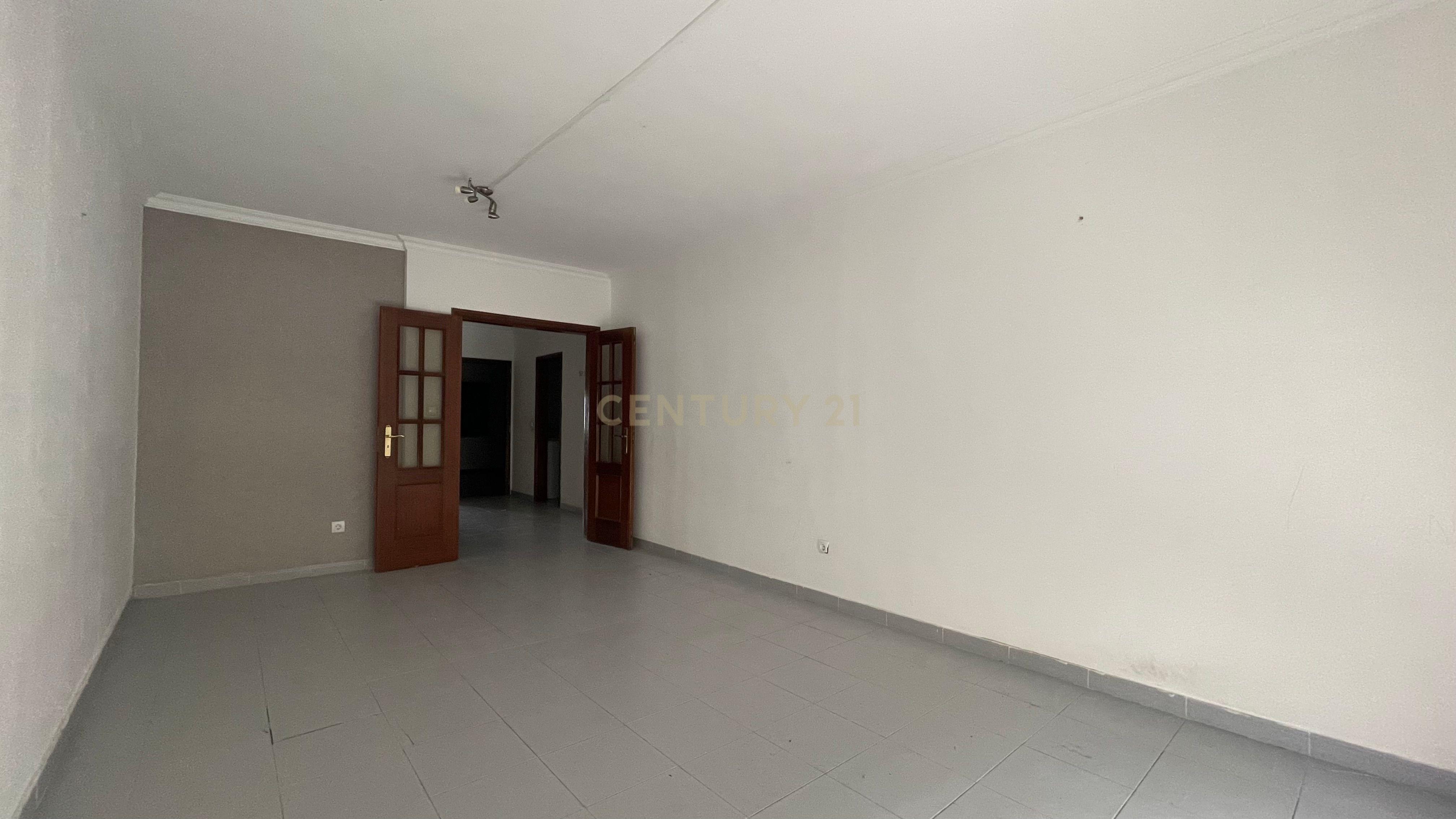 Apartamento T2 com Varanda, em Aires, Palmela - Image 3
