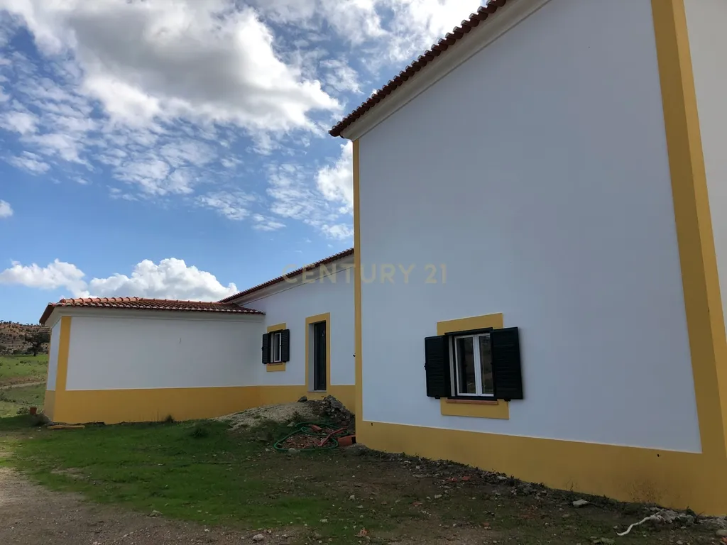Apresento esta espetacular Herdade Alentejana em Ourique com 25 Hectares, com cavalariças. Obra de conclusão da Herdade em curso. - Image 9