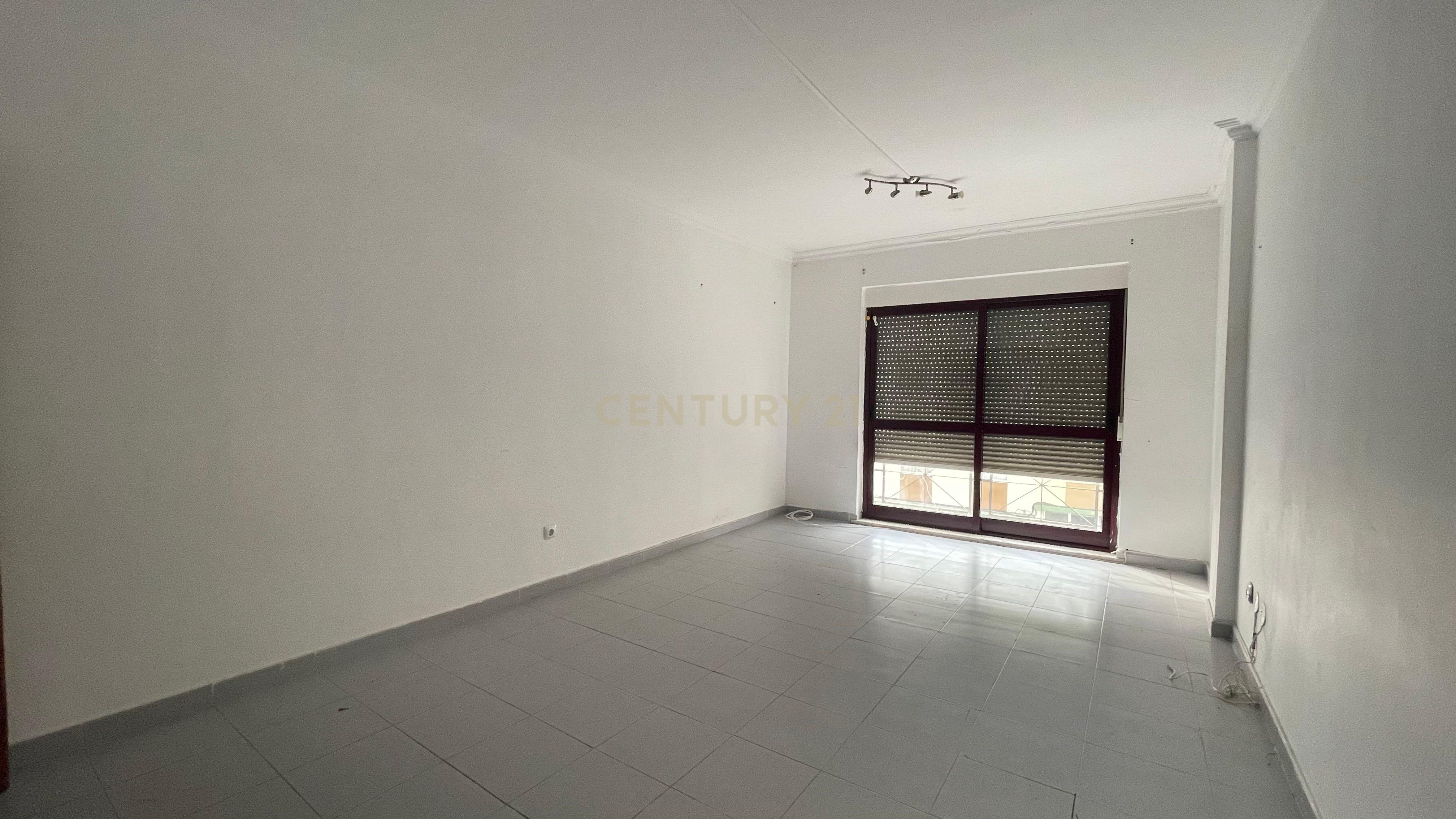 Apartamento T2 com Varanda, em Aires, Palmela - Image 4
