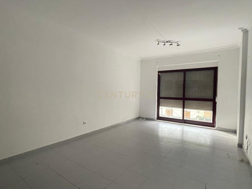 Apartamento T2 com Varanda, em Aires, Palmela - Image 4