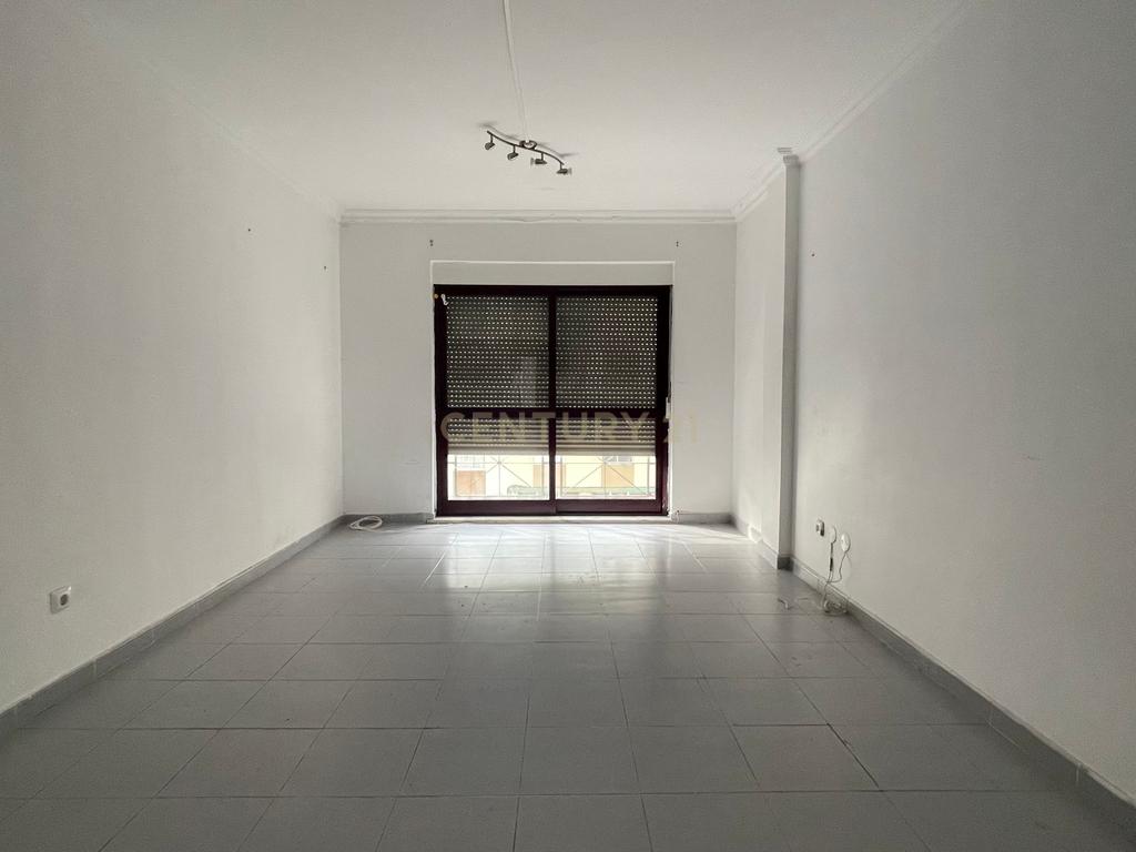 Apartamento T2 com Varanda, em Aires, Palmela - Image 2