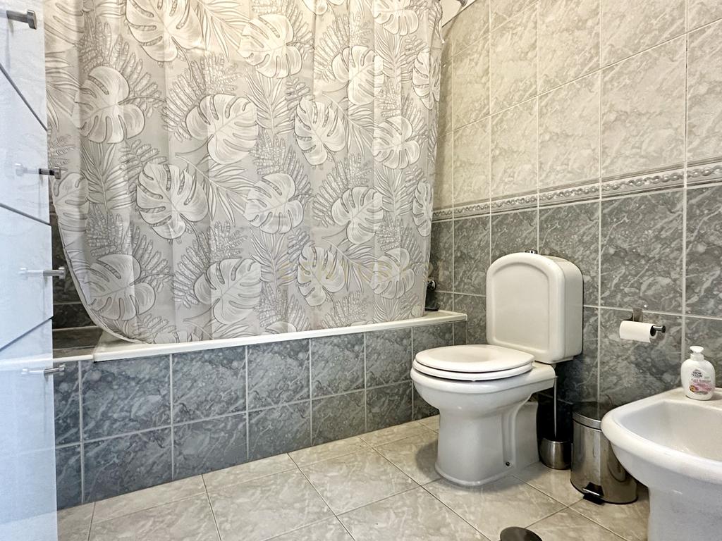 Moradia Geminada T4+1, localizada na Quinta do Conde com garagem e churrasqueira - Image 36